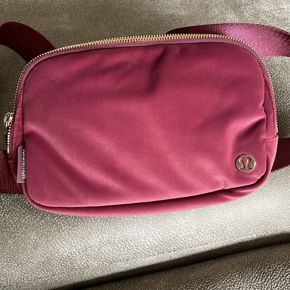 NWOT Lululemon  Everywhere Belt Bag 1L Velour Burgundy - Picture 9 of 10